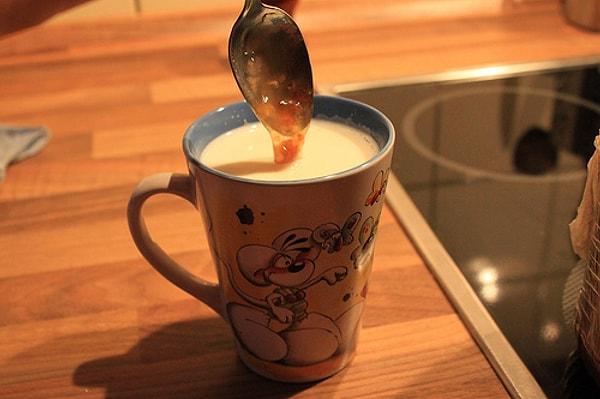 5. Sabahın altısında annenin hazırladığı, okula gitmeden önce içilen sıcak ballı süt.