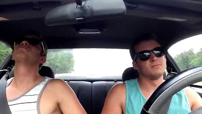 Arabada Brozen Parçasını Söyleyen Kardeşler