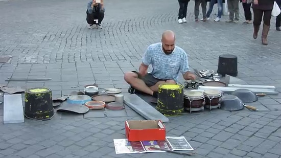 Alışılmışın Dışında Eşyaları Kullanarak Roma Sokaklarında Müzik Yapmak