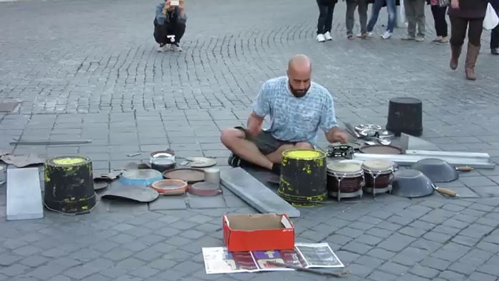 Alışılmışın Dışında Eşyaları Kullanarak Roma Sokaklarında Müzik Yapmak