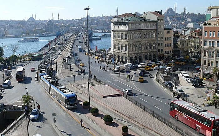 Kaldırımlar Otopark Oldu: Karaköy'de Yürüme Mücadelesi Kamerada