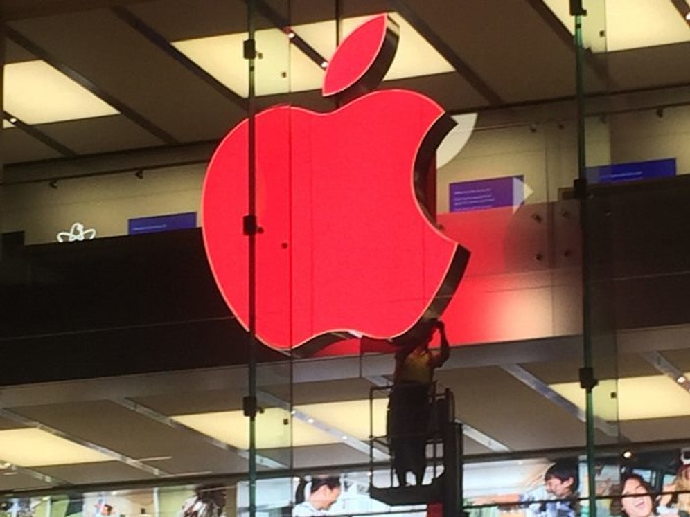 Apple Mağazaları Dünya AIDS Günü'nde Logolarını Kırmızıya Çevirdi
