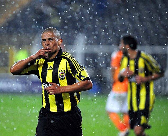 10. Aynı sezon Fenerbahçe formasıyla ligde 100 gol barajını geçti.