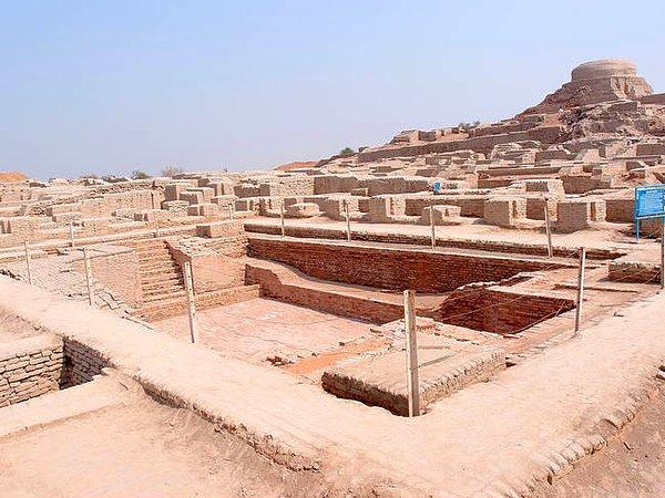 1-) Mohenjo-daro - Hindistan