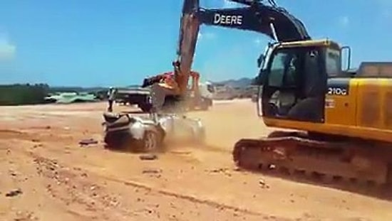 İş Makinası ile Arabasını Parçalayan Operatör