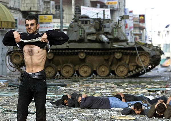 3. Вставать на колени перед кем-то