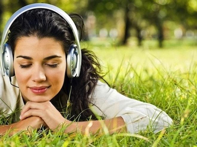 Gözünüzü Kapatıp Dinlediğinizde Sizi Başka Alemlere Taşıyacak 25 Şarkı