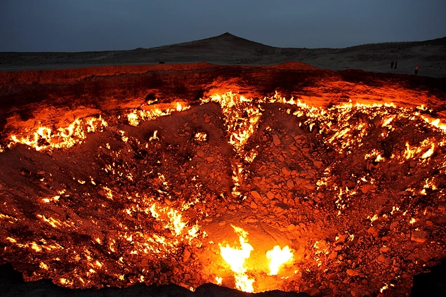 Ahal Bölgesindeki bu krater bir doğal gaz rezervi üzerinde aktif halde.