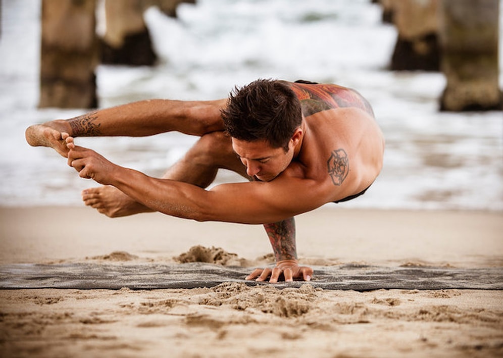 Yoga'da Güç ve Erkeksilik Bulan Atletik Adamların 14 Mükemmel Fotoğrafı