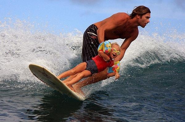 6. Kızına surf yapmayı öğreten baba