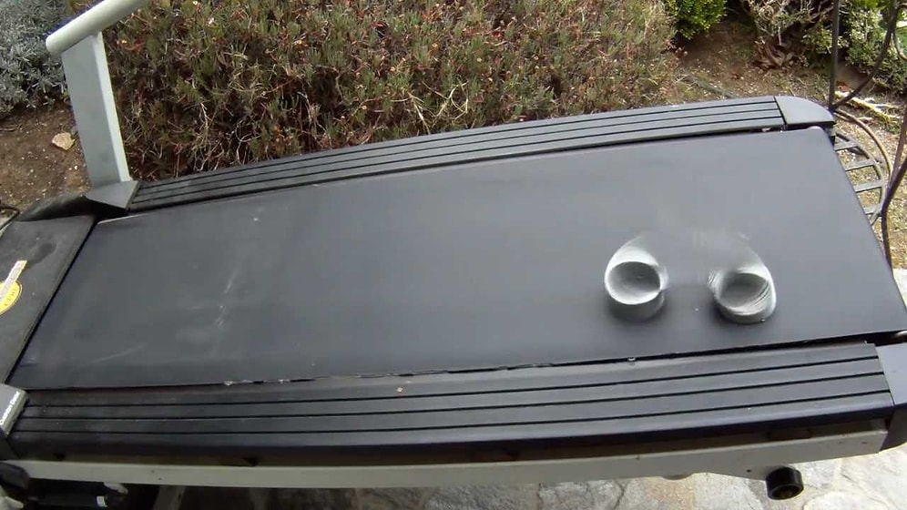 Korku Filminden Fırlamışcasına Yürüme Bandında Yürüyen Slinky