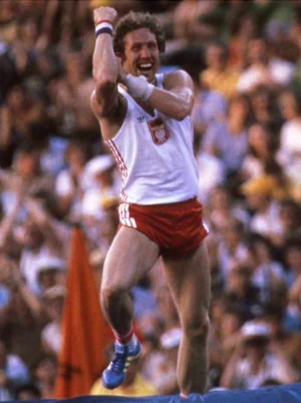 27. Polonyalı atlet Wladyslaw Kozakiewicz altın madalyayı kazanırken kendisini yarışın başından beri yuhalayan Sovyet taraftara tepkisini gösteriyor, 1980
