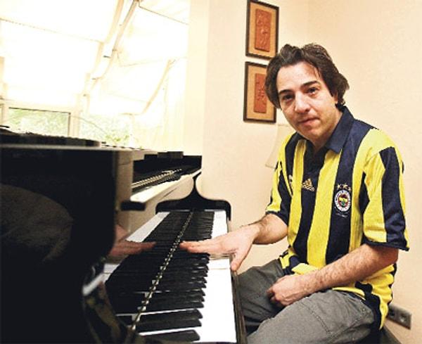 8. Kendisi fanatik bir Fenerbahçelidir.
