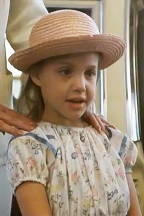 Angelina Jolie 1982 yapımı Lookin' to Get Out filmiyle ekranlarda yerini aldığında 7 yaşındaydı. Son filmi Malefiz'de 39 yaşında.