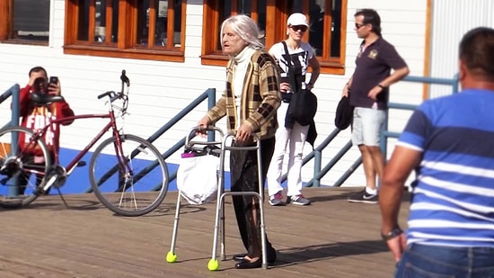 Yaşlı Bir Kadın Ne Tarz Müzik Dinler? | Şaka İçerir