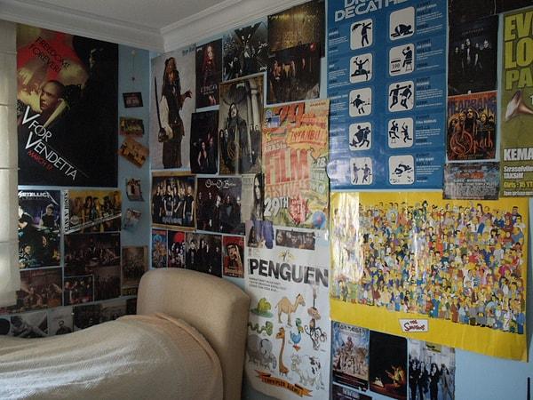 4. Odasının duvarlarını posterlerle süslemek gibi bir lüksünün olmaması.