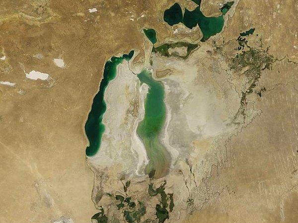 9. Aral Gölü, yıl 2010.