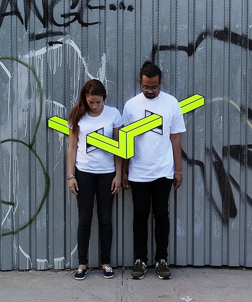 İnsan bedenini parçalayan neon ışıklı şekiller.