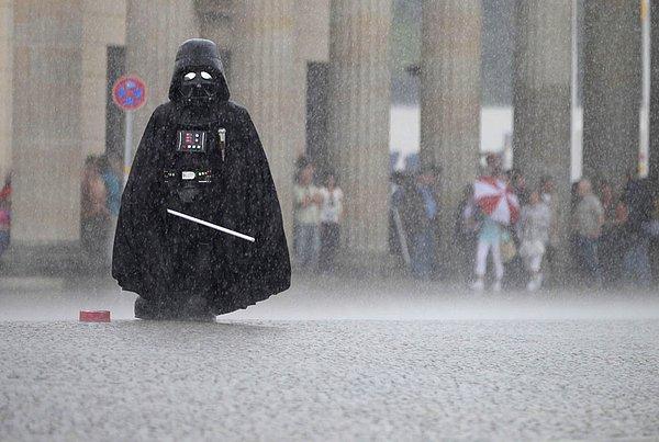 1. Darth Vader, Berlin sokaklarında yağmur altında cirit atarken