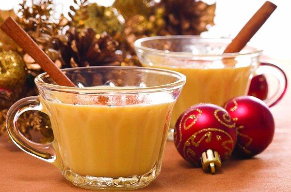 9. Fatih Çarşamba'da yeni yıl şerefine insanlara resmi Noel içeceği "Eggnog" dağıtmak.
