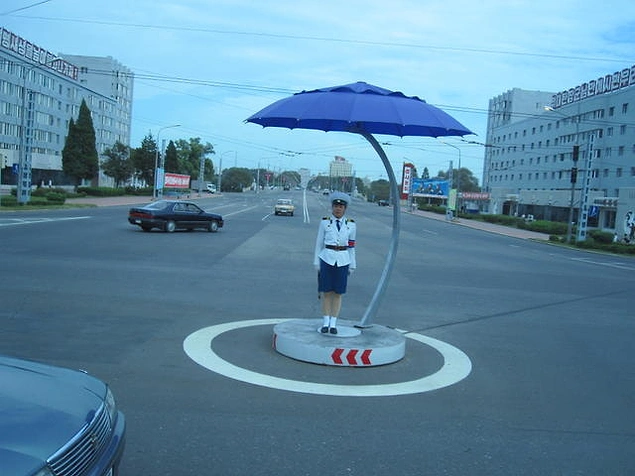 Ülkede çalışır durumda trafik ışığı yok denecek kadar az. Zaten çok araç olmadığından trafik polisleriyle işi hallediyorlar.