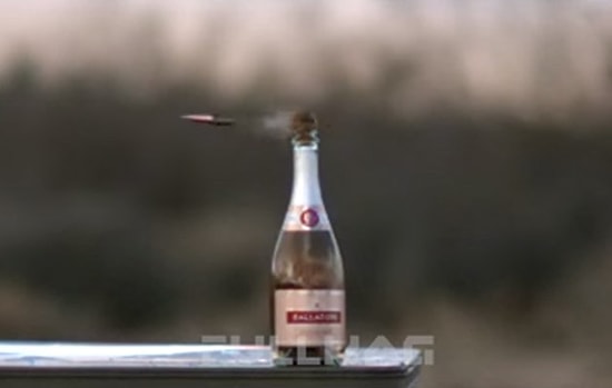 Keskin Nişancı Tüfeğiyle Şampanya Açan Adam