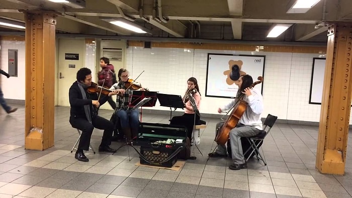 Metroda Klasik Müzik ve Bale Gösterisi Yapan İnsanlar