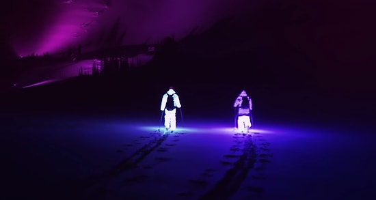 LED Işıklı Kıyafetler İle Kayak Yapan Gençler