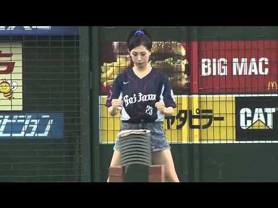 Maça Çıkmadan Kafasıyla Kiremit Kıran Kadın Beyzbolcu