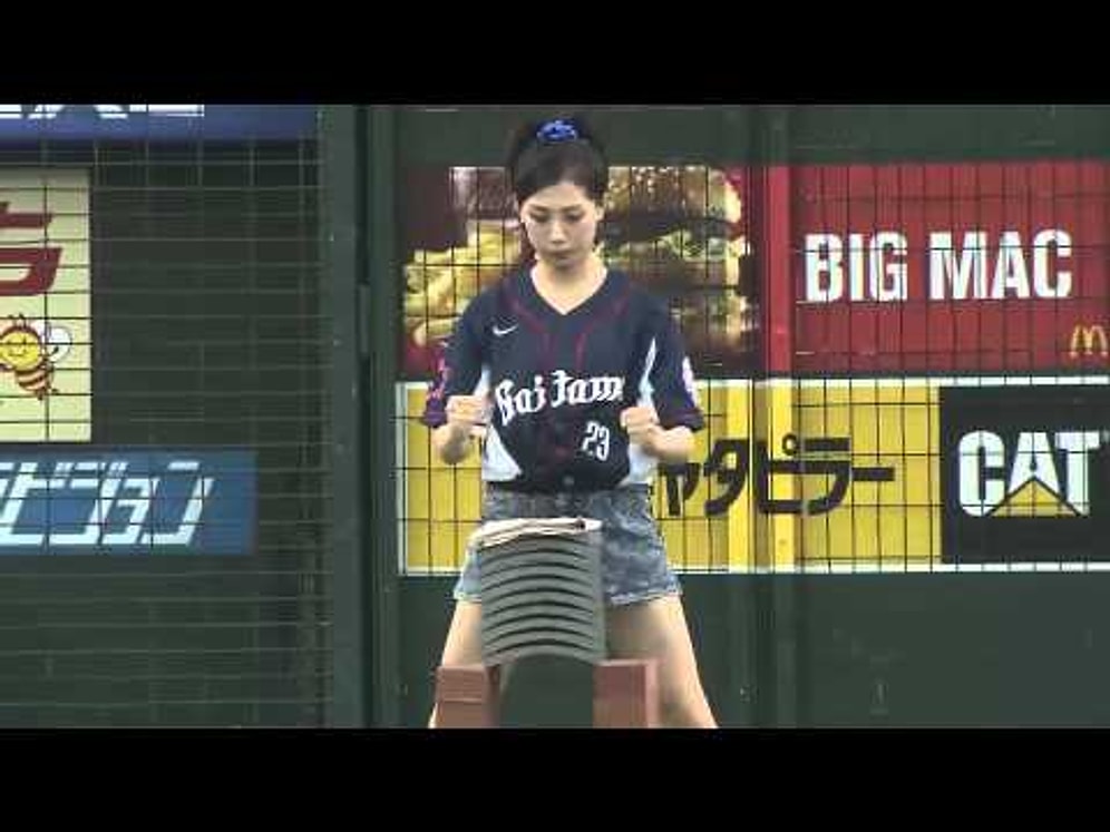 Maça Çıkmadan Kafasıyla Kiremit Kıran Kadın Beyzbolcu