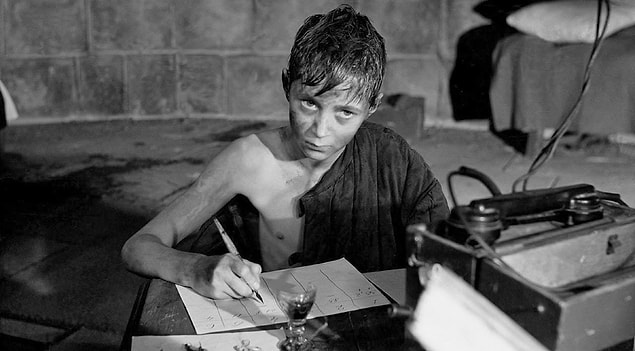 4. Tarkovsky uluslararası sinema arenasında, ilk uzun metrajlı yapımı olan İvan'ın Çocukluğu (1962) ile dikkatleri üzerine çekti ve Venedik Film Festivali`nde büyük ödül kazandı.