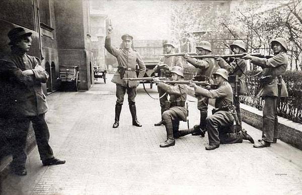 3. 1919 yılında Alman askerleri Münih'te bir komünisti infaz ediyor.