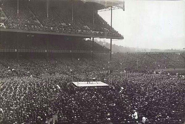 16. 1923 yılında Yankee Stadı'nda gerçekleştirilen bir boks maçı