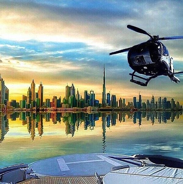 Dubai'de teknesine helikopterleriyle arkadaşlarını getiren arkadaş da "Parti başlasın!, elveda 2014" demiş