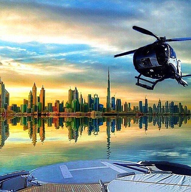 Dubai'de teknesine helikopterleriyle arkadaşlarını getiren arkadaş da "Parti başlasın!, elveda 2014" demiş