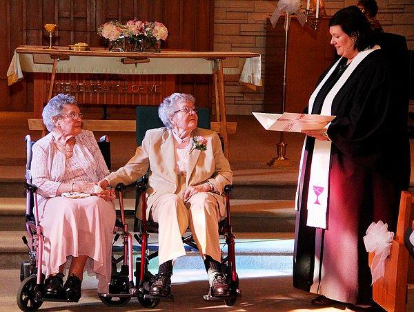 4. 70 yıldır birlikte olan 90 ve 91 yaşlarındaki lezbiyen çift sonunda evlenebiliyor.
