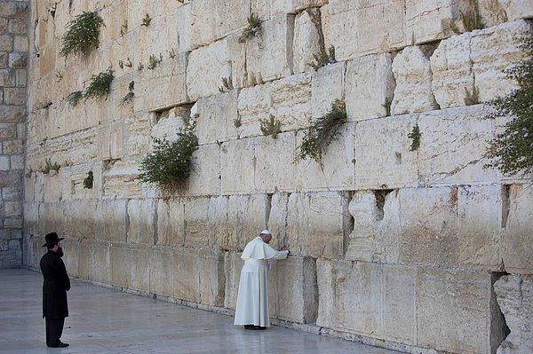 5. Para Francis, Yahudiler için kutsal bir mekan olan Ağlama Duvarı'nda dua ediyor.