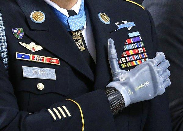 6. 2008 yılında Afganistan'da elini kaybeden Leroy Petry, şeref madalyası aldığı törende bağlılık yemini ediyor.