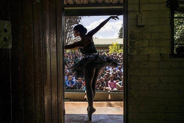 24. Ünlü bale Kitty Phetla, Güney Afrika'da bulunan bir ilkokulda hayatında ilk defa bale gören öğrencilere gösteri yapıyor.
