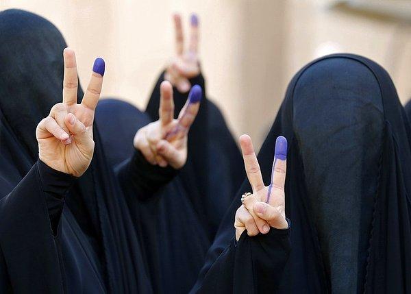 38. Seçimlerin ardından demokrasiye olan inançlarını işaret yaparak ortaya koyan Iraklı kadınlar.