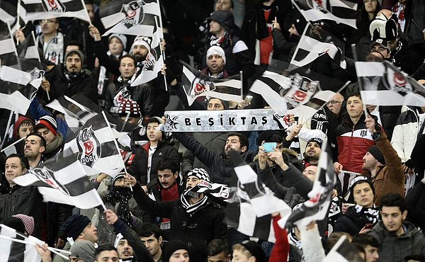 Olimpiyat'ta Maç Öncesi Beşiktaş'lı Taraftarlar