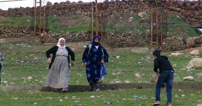 Cizre'de 2 Kadın, Askere Taş Atan Çocuklara Engel Oldu