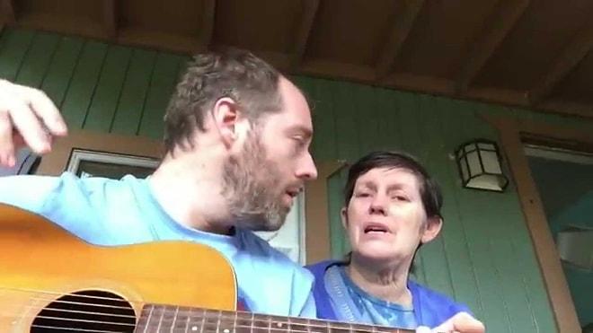Alzheimer Olan Annesine Şarkı Söyleyen Güzel Kalpli Adam