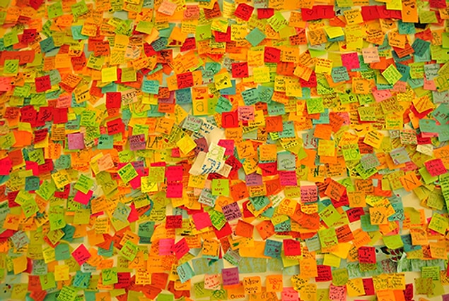 18. Tuğçe evin her köşesine üzerinde "milli irade, sağlam irade, büyük oyun, kumpas, kahrol paralel, Büyük hoca, vs." yazılı küçük post-it'ler iliştirerek kendini diri tutardı.