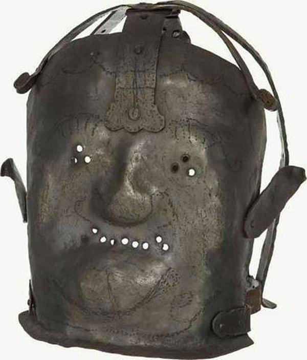 8. 17. yüzyıla ait bu maske, insanları ısırmamaları için saldırgan hastalara takılırdı.