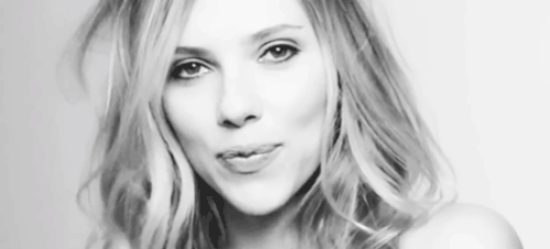 Bunu diyen kadınlara/erkeklere kendini beğenmiş, kendini Scarlett Johansson / Brad Pitt zannediyor, vb. yorumlar yapılır.