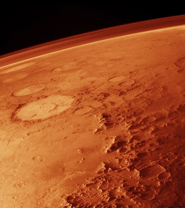 Mars’ın yörüngeden çekilmiş, ufukta görülebilen ince atmosferi.