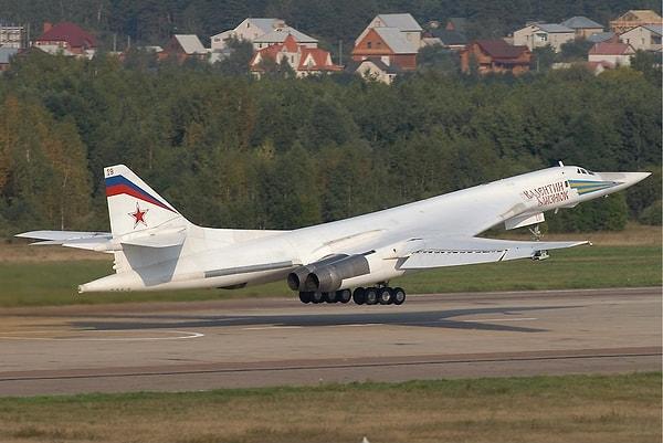 7. Rus Concorde'u: Tupolev Tu-160 dünyanın en geniş sesten hızlı savaş uçağı. 1980'lerde Sovyetler Birliği tarafından tasarlandı. Savaş uçaklarında kullanılan en güçlü motoruyla ve 40.000 kilograma kadar silah kapasitesiyle övünüyor. Hali hazırda 16 tane bulunmakta.