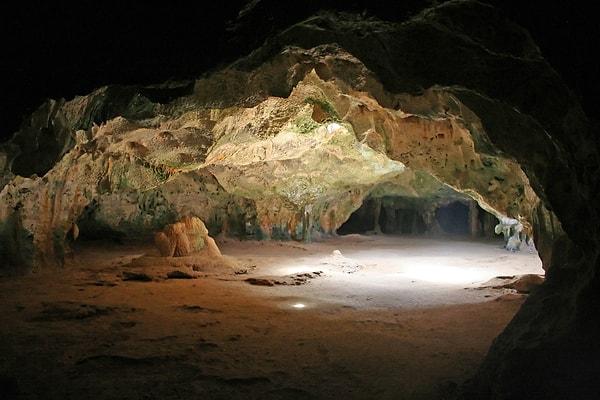 9. Belki de şu an Dünya'nın en derin mağarasının üzerinde oturuyorsunuz.