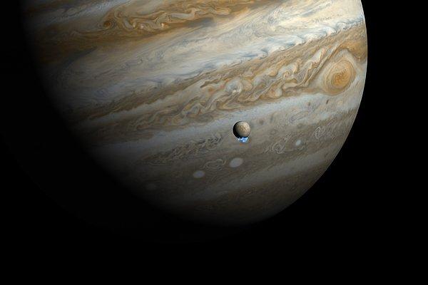 38. Jüpiter'in uydularından Europa'nın üzerinde bulunduğu düşünülen 200 kilometre yükseliğindeki gayzerlerin varlığı tartışmaya açıldı. Bu gayzerler var olmayabilir.